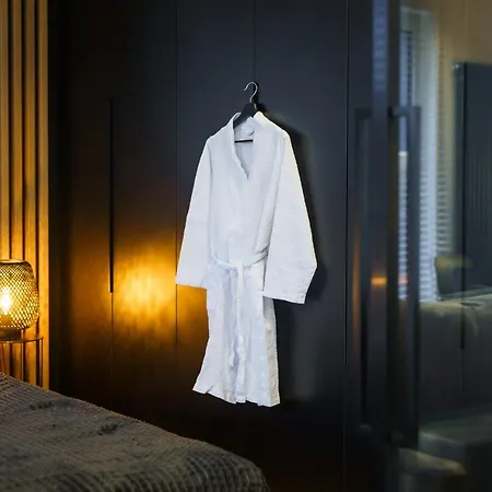 Deluxe Black Orchid Baltic Concept