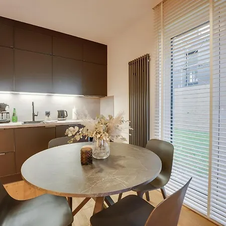 Deluxe Black Orchid Baltic Concept