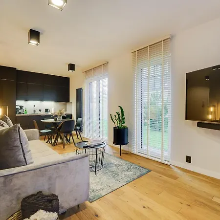 Deluxe Black Orchid Baltic Concept