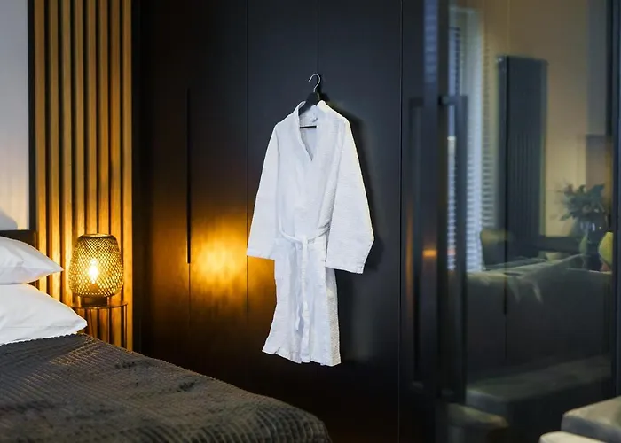 Deluxe Black Orchid Baltic Concept